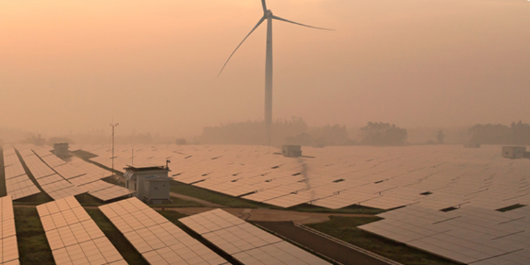 La energía solar fotovoltaica y la eólica liderarán el aumento de la capacidad renovable, según un informe de la IEA