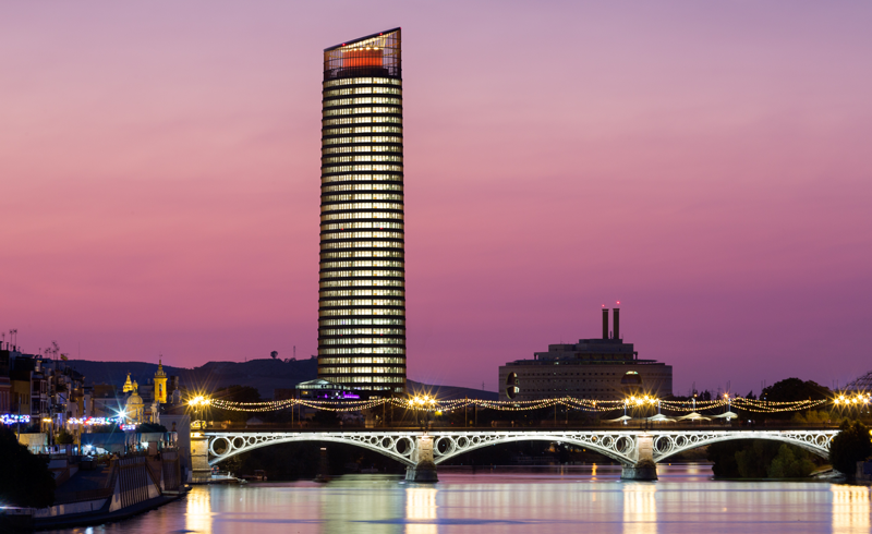 puntos de recarga en el aparcamiento de Torre Sevilla 