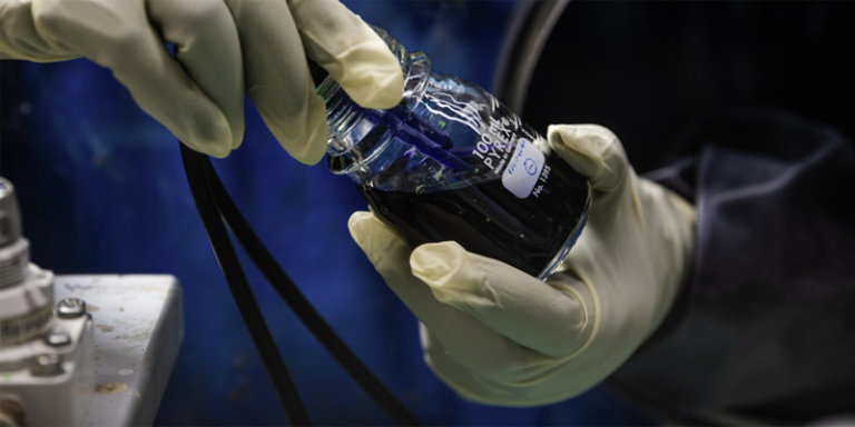 Los investigadores preparan un electrolito de batería de flujo experimental que ha demostrado una larga vida útil en el laboratorio. (Foto de Andrea Starr | Laboratorio Nacional del Noroeste del Pacífico)