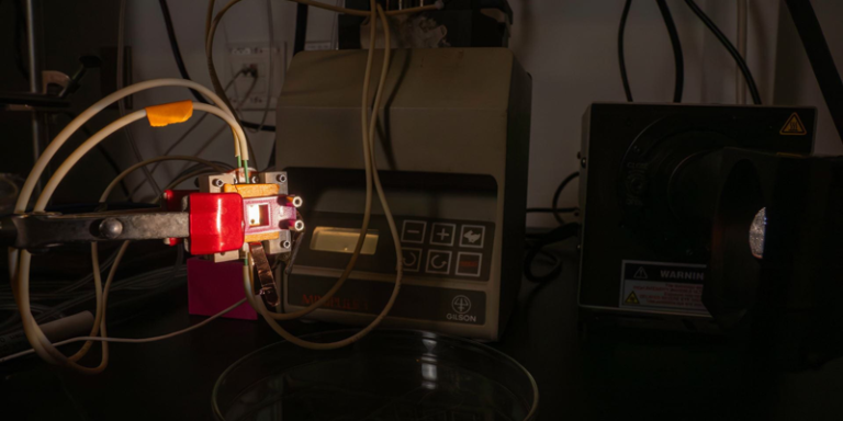 Un fotorreactor desarrollado por el grupo de investigación Mohite de la Universidad de Rice y sus colaboradores lograron una eficiencia de conversión de energía solar a hidrógeno del 20,8 %. (Foto de Gustavo Raskoksy/Universidad Rice)