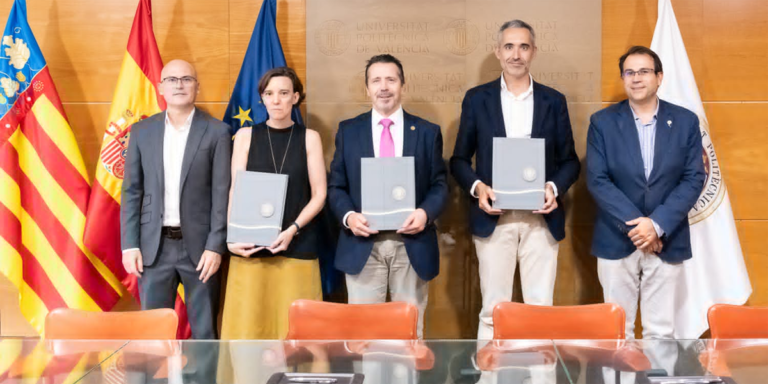 De izquierda a derecha, José Manuel Catalá, director del instituto ITACA de la UPV; Ana Castro, vicepresidenta de innovación y transferencia del CSIS; José E. Capilla, rector de la UPV; Juan Ivorra, director de negocio de Energía de Sener; y José Manuel Serra, director del Instituto ITQ, durante el acto de la firma del acuerdo.