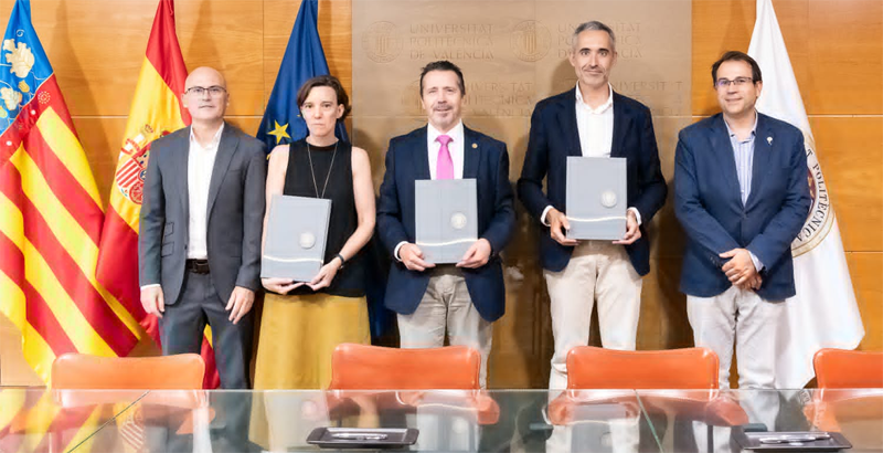 De izquierda a derecha, José Manuel Catalá, director del instituto ITACA de la UPV; Ana Castro, vicepresidenta de innovación y transferencia del CSIS; José E. Capilla, rector de la UPV; Juan Ivorra, director de negocio de Energía de Sener; y José Manuel Serra, director del Instituto ITQ, durante el acto de la firma del acuerdo.