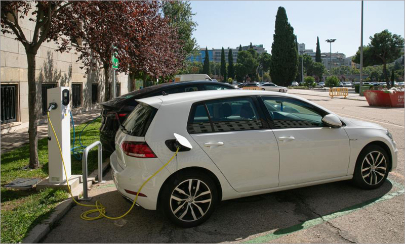 Mitma dispone de 44 puntos de carga para vehículos y bicicletas eléctricos en el complejo Nuevos Ministerios.