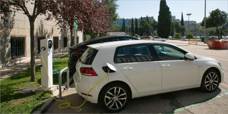 Mitma dispone de 44 puntos de carga para vehículos y bicicletas eléctricos en el complejo Nuevos Ministerios.