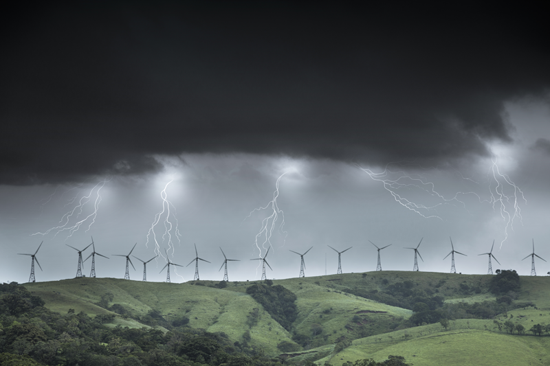 tormenta sobre parque eólico