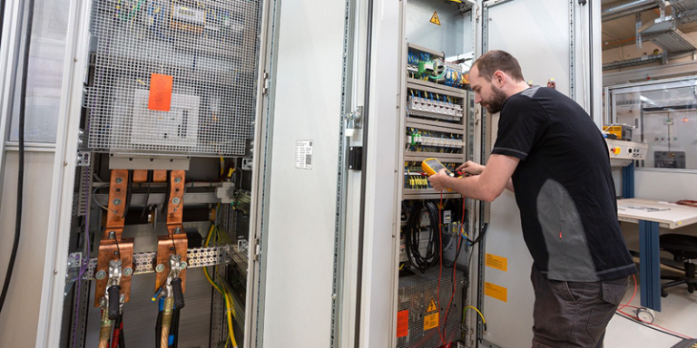 Preparación de un inversor formador de red para medición en el Fraunhofer ISE Multi-Megawatt Lab.