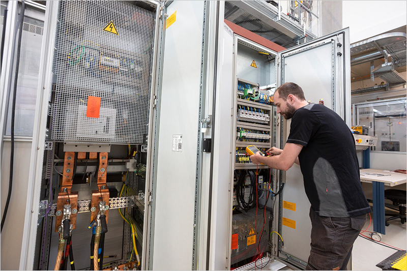 Preparación de un inversor formador de red para medición en el Fraunhofer ISE Multi-Megawatt Lab.