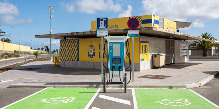 Nuevo punto de recarga ultrarrápida para vehículos eléctricos en el Estadio de Gran Canaria.