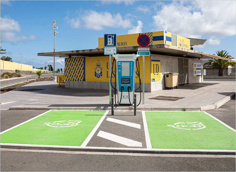 Nuevo punto de recarga ultrarrápida para vehículos eléctricos en el Estadio de Gran Canaria.