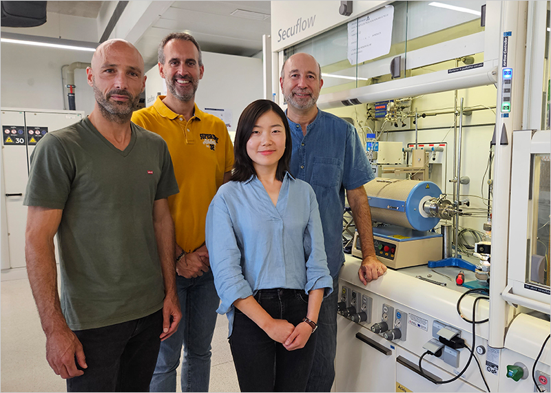 El equipo investigador de la UPC: de izquierda a derecha Claudio Cazorla, Lluís Soler, Yufen Chen y Jordi Llorca