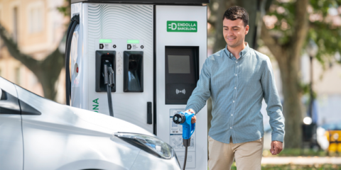 El uso de los puntos de recarga de la red Endolla Barcelona se abre a los usuarios de nuevos operadores
