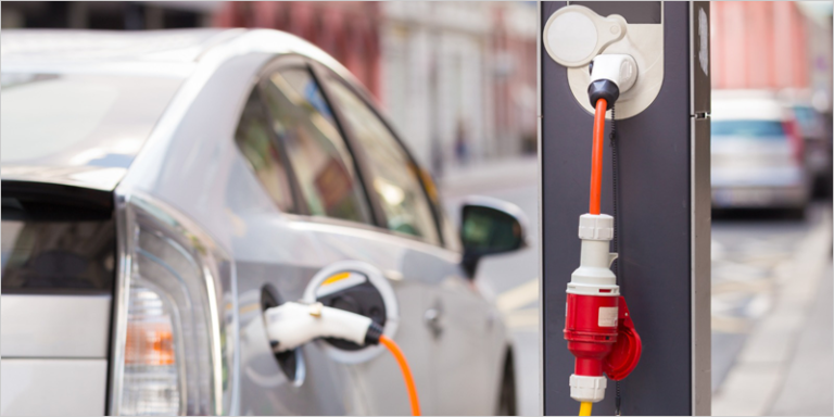 Un coche eléctrico recargando su batería