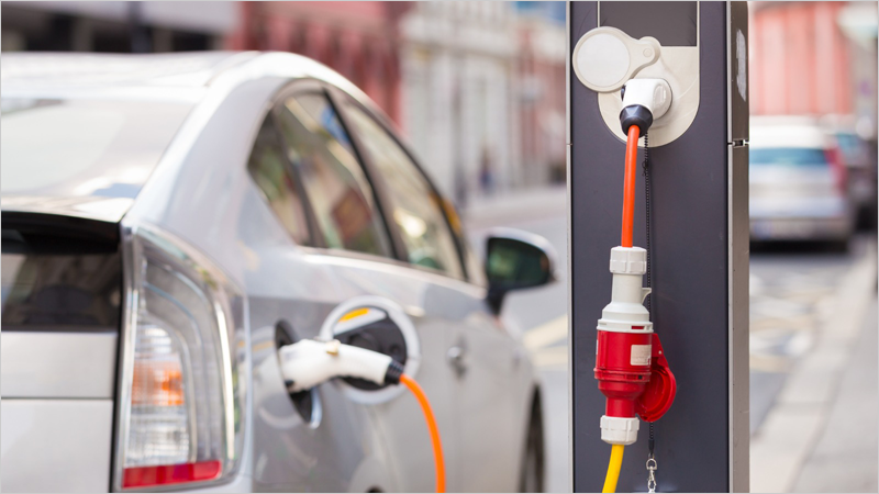 Un coche eléctrico recargando su batería