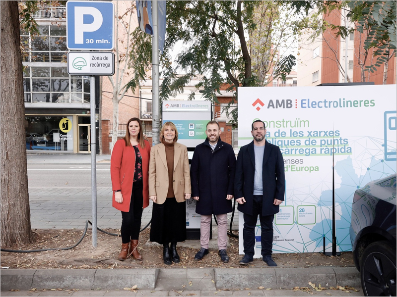 Foto de representantes institucionales inaugurando la nueva electrolinera de Sant Boi de Llobregat.