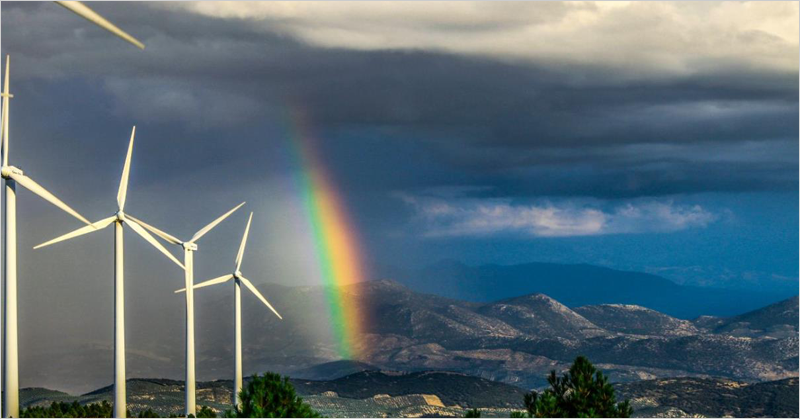 energía eólica con arcoiris