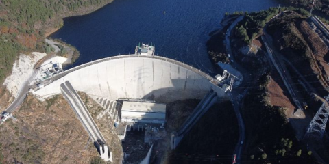 La Central Hidroeléctrica del Alto Tâmega conecta a la red eléctrica una de sus dos turbinas