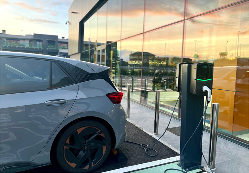 Foto de punto de recarga de vehículo eléctrico en Cantabria.