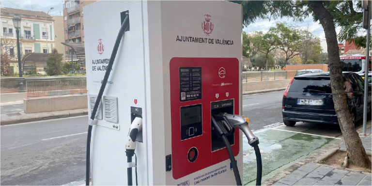 Punto de recarga de vehículos eléctricos en Valencia.