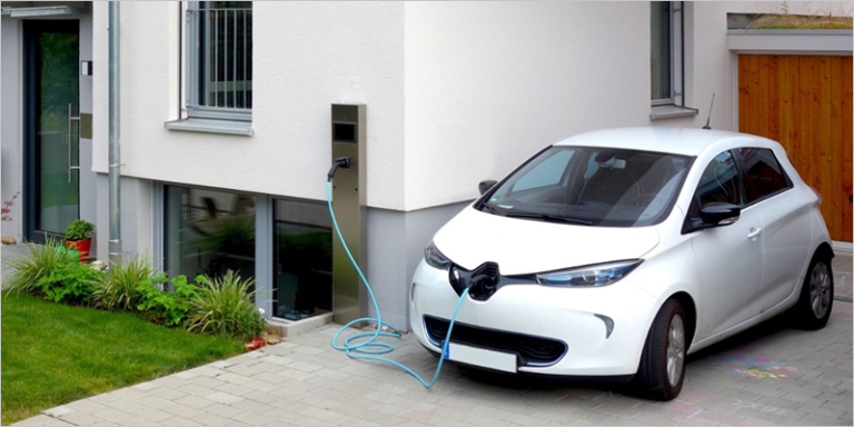 Vehículo eléctrico cargándose en una vivienda.