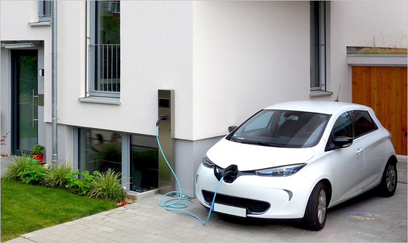 Vehículo eléctrico cargándose en una vivienda.