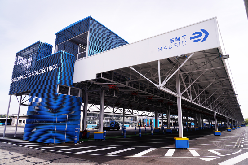 Estación de carga eléctrica de EMT Madrid en Carabanchel.