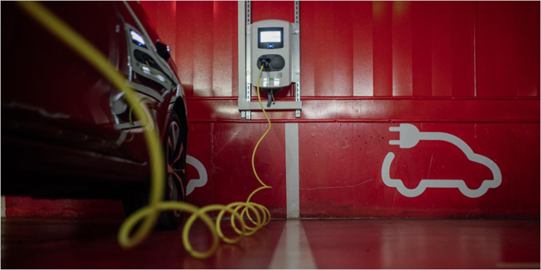 Cargador de vehículos eléctricos en Reus.