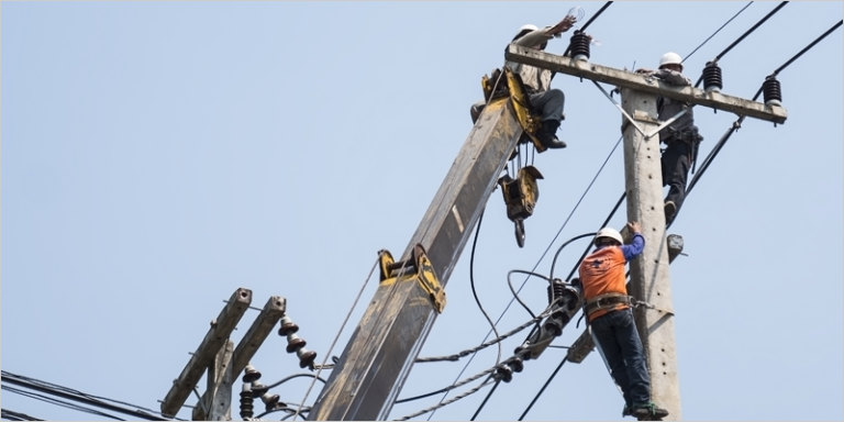 operarios en la red eléctrica