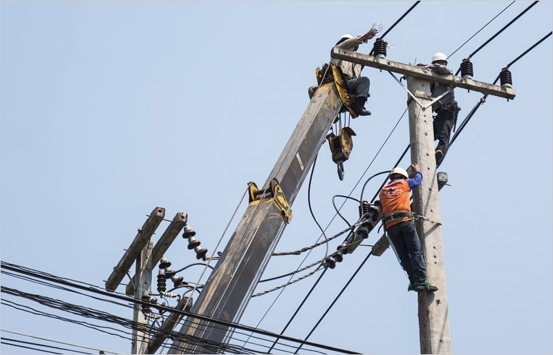 operarios en la red eléctrica