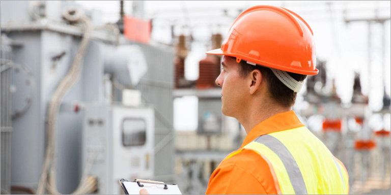 Trabajador en una estación eléctrica.