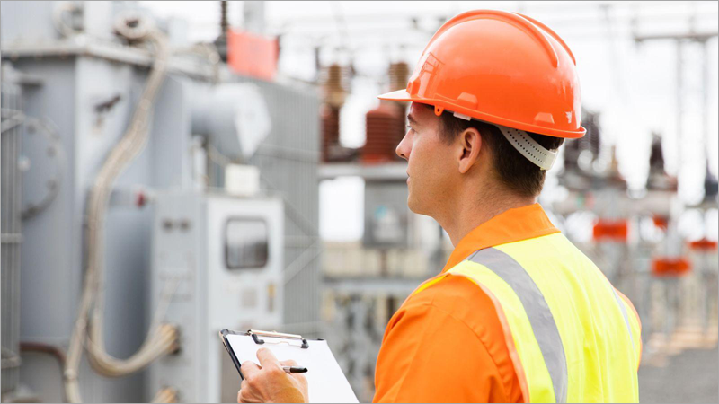 Trabajador en una estación eléctrica.