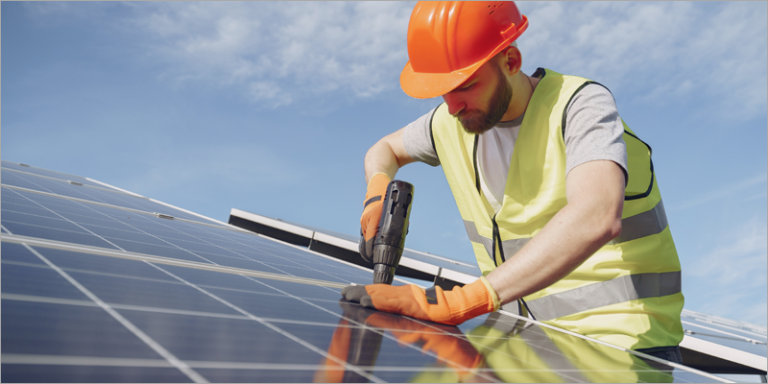 Trabajador del sector fotovoltaico.