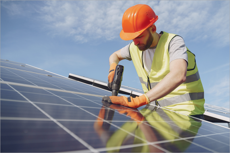 Trabajador del sector fotovoltaico.