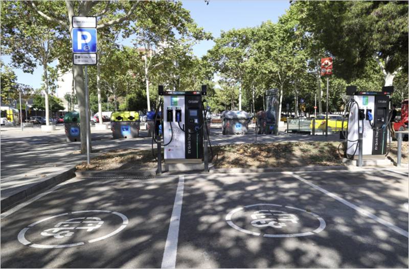 La nueva electrolinera, que forma parte del programa MetroCHARGE, dispone de dos equipos de recarga rápida de 50 kW.