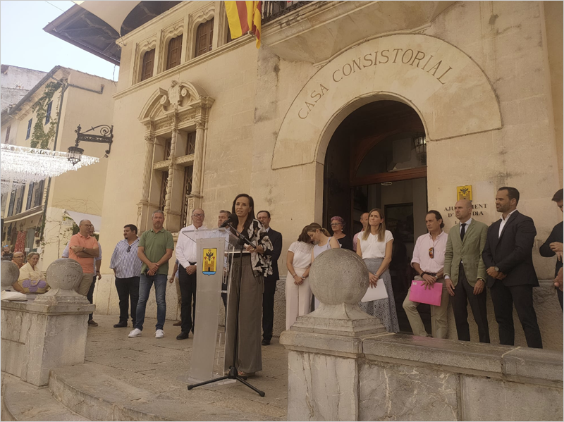 La presidenta de Redeia matriz de Red Eléctrica, Beatriz Corredor, en el centro, junto a la secretaria de Estado de Energía, Sara Aagesen, la presidenta del Govern de les Illes Balears, Marga Prohens, la alcaldesa de Alcúdia, Fina Linares, y los representantes de la Plataforma vecinal VAAC.