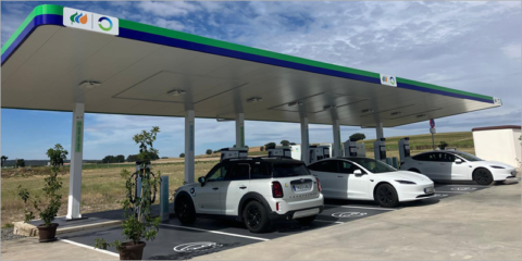 Inaugurado un hub de carga ultrarrápida de vehículos eléctricos en Navalmanzano