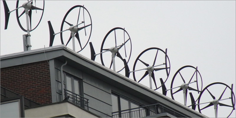 Pequeños aerogeneradores en un edificio.