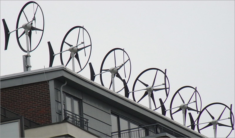 Pequeños aerogeneradores en un edificio.