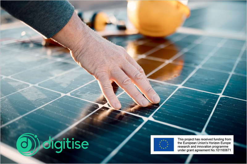 mano sobre la placa fotovoltaica
