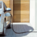El cargador inteligente de vehículos eléctricos Schneider Charge mejora la gestión energética de los hogares