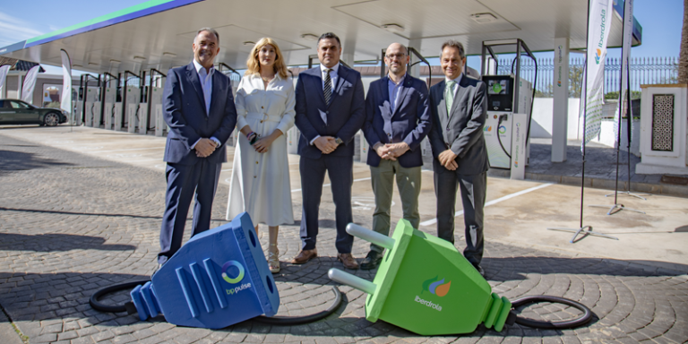 Inauguración del hub de carga ultrarrápida de vehículos eléctricos en Benacazón.