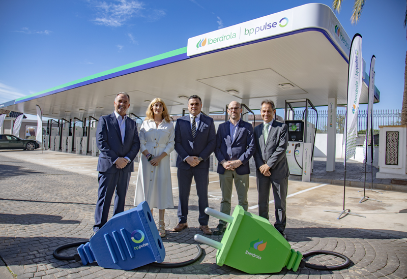 Inauguración del hub de carga ultrarrápida de vehículos eléctricos en Benacazón.