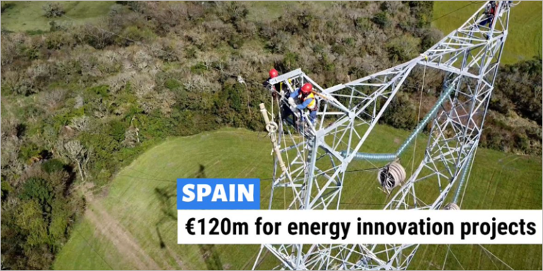 trabajador en un poste de la red eléctrica