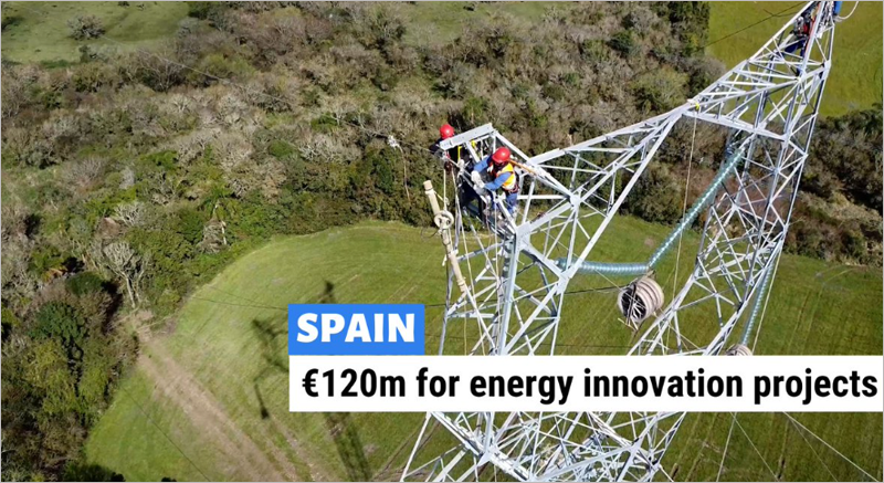 trabajador en un poste de la red eléctrica