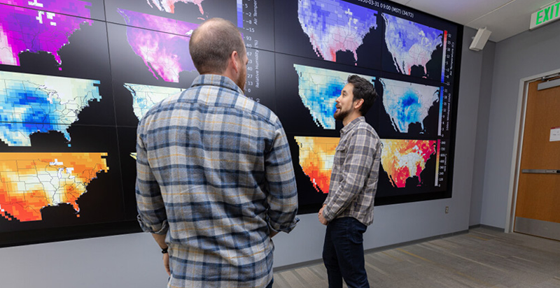 Los investigadores de NREL utilizan los datos Sup3rCC, disponibles en OEDI, que ayudan a estudiar el impacto del cambio climático en los sistemas energéticos con altos niveles de capacidad eólica y solar. 