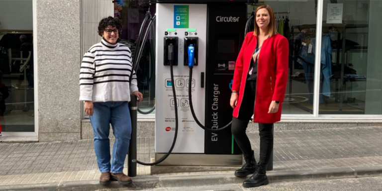 La alcaldesa de Santa Coloma de Gramanet, Mireia González, y la consejera de movilidad sostenible del AMB, Elisabet Latorre, inauguraron la nueva electrolinera.