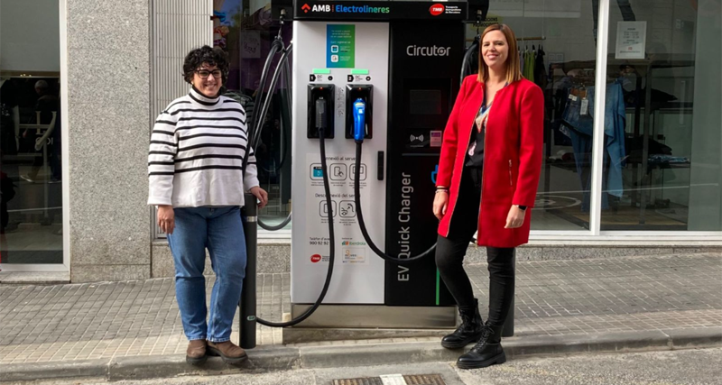 La alcaldesa de Santa Coloma de Gramanet, Mireia González, y la consejera de movilidad sostenible del AMB, Elisabet Latorre, inauguraron la nueva electrolinera.