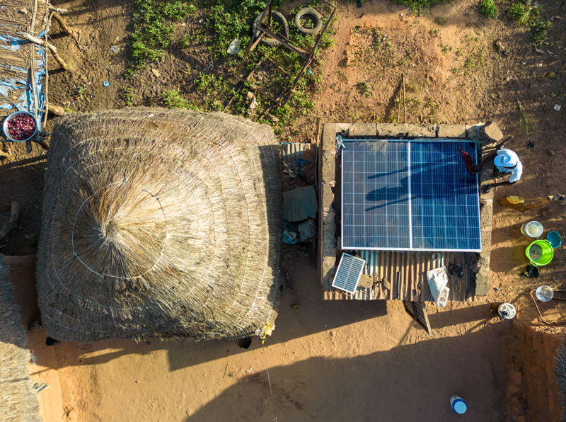 El programa de sostenibilidad destaca los proyectos para instalar soluciones de energía solar de Schneider Electric en instalaciones públicas de África y la India.