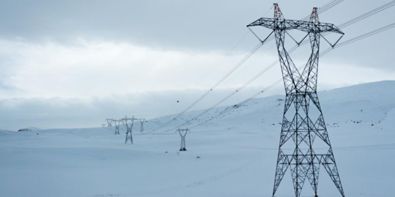 RED ELÉCTRICA SOBRE LA NIEVE