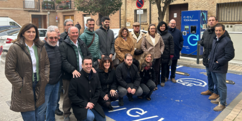 En marcha el primer cargador de vehículo eléctrico de la comunidad energética Toda Energía Navarra