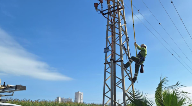 operario en una torre eléctrica